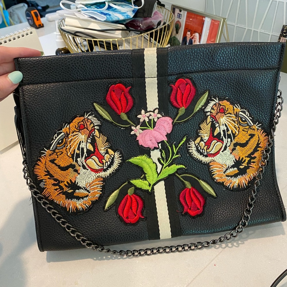 Gucci style shoulder bag in black leather with cute Gucci tigers and flowers